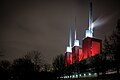 Nächtliche Beleuchtung in roter Farbe anlässlich der neuen Gasturbine im Januar 2013