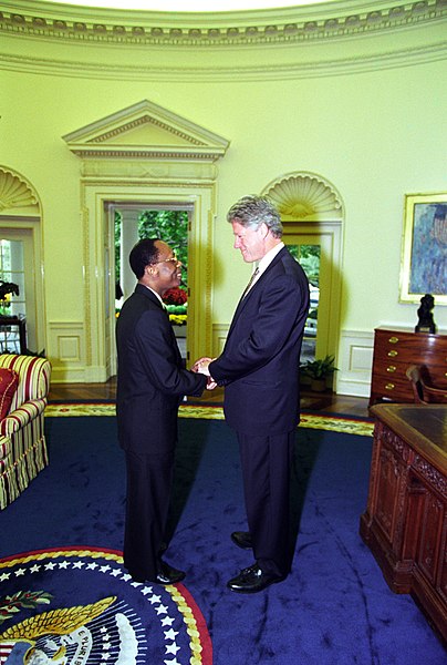 File:President Bill Clinton greets President Jean-Bertrand Aristide of Haiti in the Oval Office.jpg