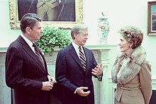 Presiden Jimmy Carter menyambut Presiden terpilih Ronal Reagan dan Nancy Reagan ke gedung Putih untuk tour.jpg