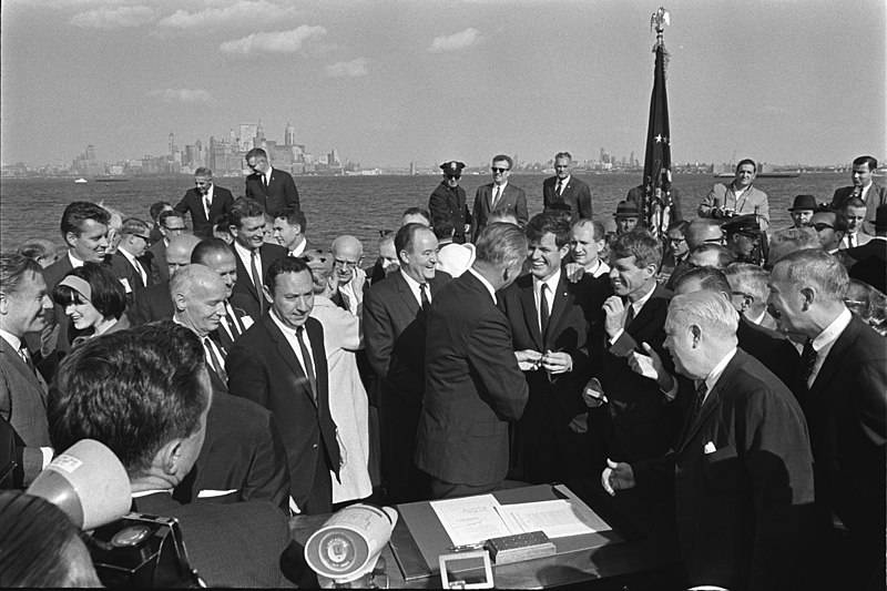 File:President Lyndon B. Johnson Signing of the Immigration Act of 1965 (01).jpg