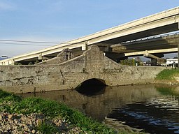 Río Lerma, med gammal stenbro och ny motorvägsbro.