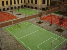 Il cortile ha quattro campi di cui due da calcio e due da pallavolo