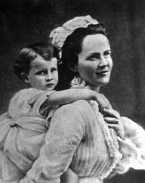 Queen Elisabeth of Romania with her daughter Maria
