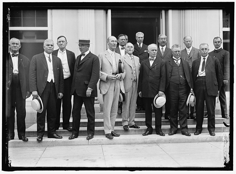 File:RAILROAD MEN AT WHITE HOUSE. HEADS- W.G. LEE, PRES., BOARD OF RAILWAY TRAINMEN; WARREN B. STONE, PRES., BOARD OF LOCOMOTIVE ENGINEERS; HERMAN W. WILLS, WASHINGTON REPUBLICAN LABOR ORGS.; LCCN2016864754.jpg