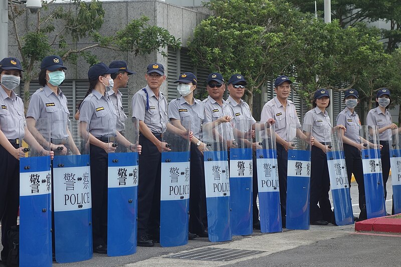 File:ROC-NPA Special Police riot shields outside of Wang-Zhang Meeting 20140625.jpg