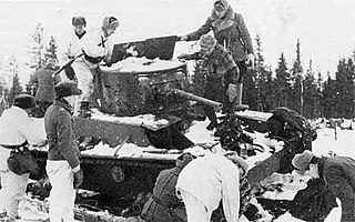 Фінські солдати оглядають покинутий радянський танк Т-26. Січень 1940