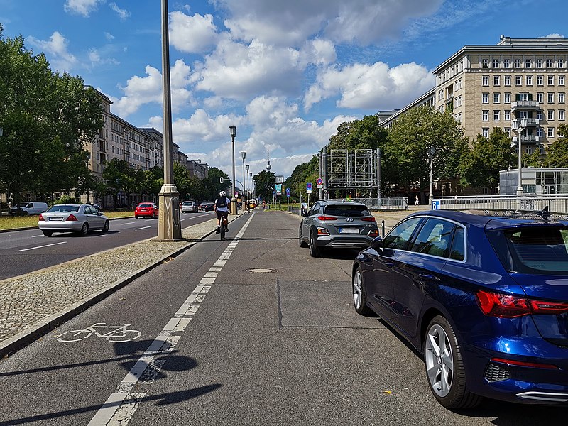 File:Radweg links der Fahrbahn.jpg