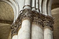 Прецизно изваяна растителност (конски кестени) върху капителите на колоните на катедралата в Реймс