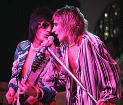 Ron Wood ja Rod Stewart lavalla vuonna 1975