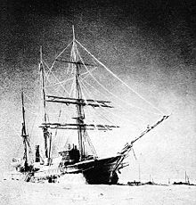 Le schooner Zaria (Заря, « Aube ») en 1910. Ce navire norvégien avait été racheté en 1899 par l'Académie des sciences de Russie et équipé pour les expéditions polaires. Remorqué en 1910, il resta désormais ancré dans l'estuaire de la Léna.