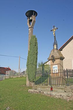 Kříž a zvonice