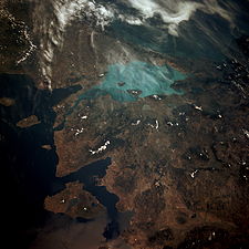 Foto des Marmarameers aus dem Weltraum (STS-40, 1991).  Das Meer ist ein leichtes Gewässer.