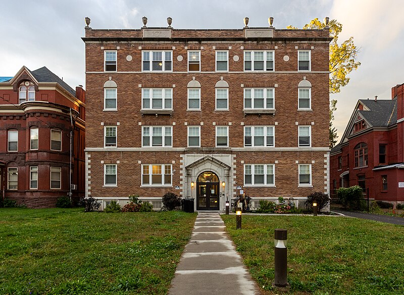 File:Sagamore Apartment House in Syracuse, New York.jpg