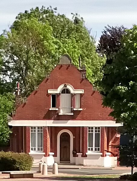 File:Saint-Léger-lès-Domart, maison sur la place 2.jpg