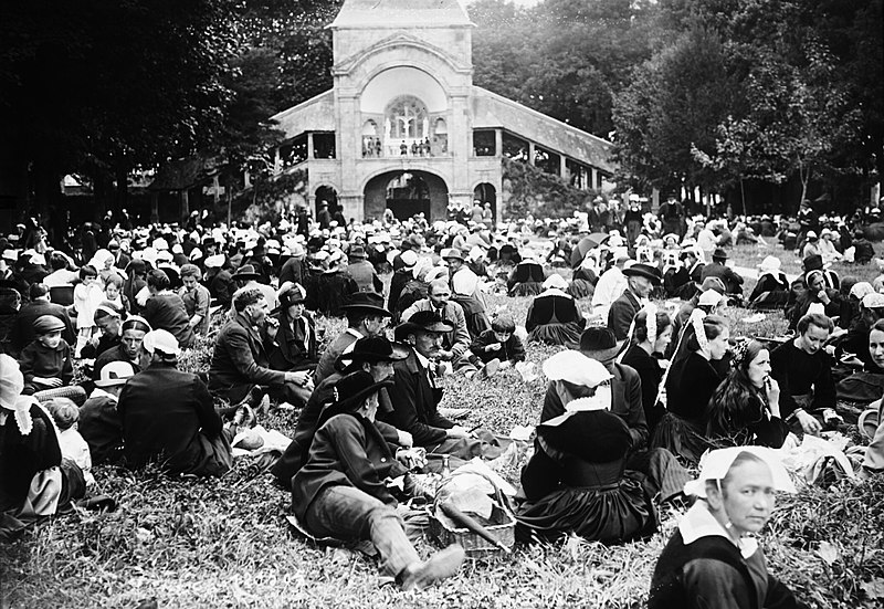 Sainte-Anne-d'Auray : pèlerins devant la Scala Santa (1927).