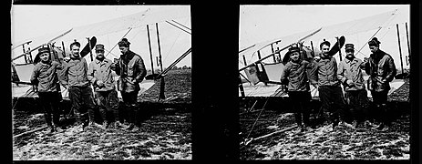 Groupe de mécaniciens posant devant un avion biplan Caudron dans un champ d'aviation près de Saleux en 1915, sans doute à Pont-de-Metz<ref>{{Lien web