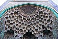 هندسه پیچیده و کاشی کاری مقرنس سردر وردی مسجد شیخ لطف الله ، اصفهان ، ۱۶۰۳–۱۶۱۹