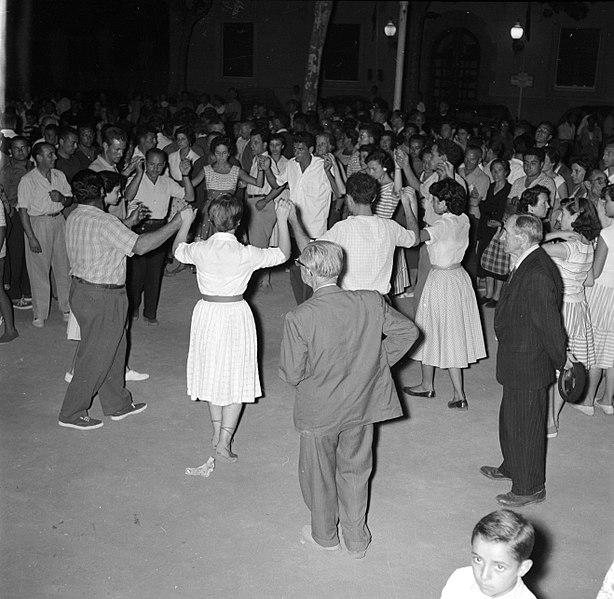 File:San Feliu (Costa Brava) Mensen dansen sardana op een plein twee oudere heren k, Bestanddeelnr 254-0868.jpg