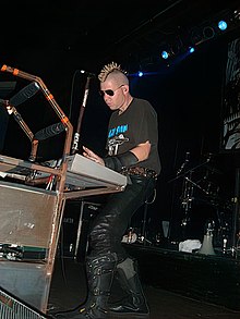 Sascha Konietzko tampil dengan KMFDM di Lawrence, Kansas, oktober 2005