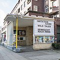 Deutsch: Siedlungsbau Klinker: Schlankreye 71 in Hamburg-Harvestehude mit Kino Holi. This is a photograph of an architectural monument. It is on the list of cultural monuments of Hamburg, no. 19350