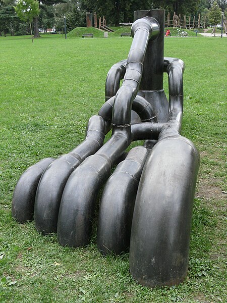 File:Sculpture in České Budějovice.JPG