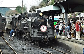 Dampfzug am Bahnsteig der Ōigawa-Hauptlinie