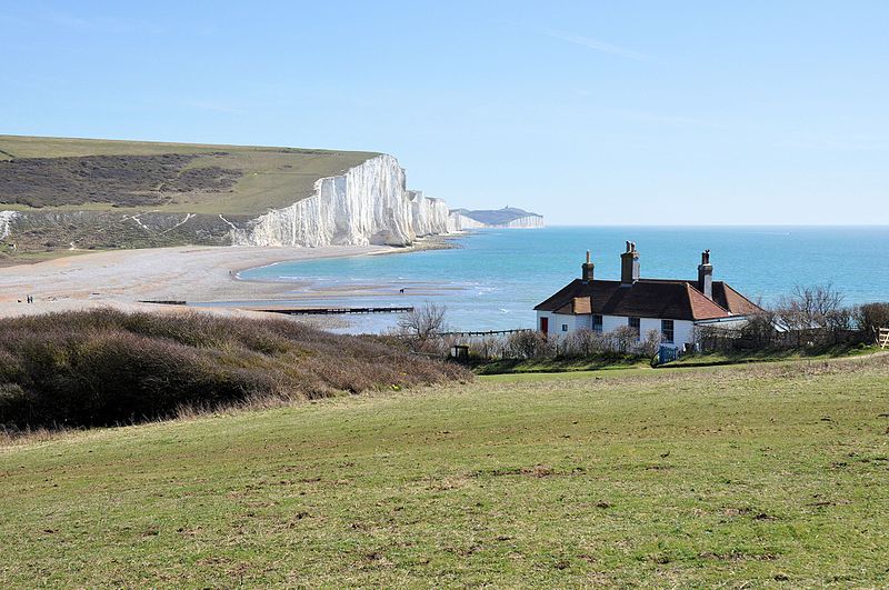 File:Seven Sisters and Coastguard Cottages, Cuckmere Haven - panoramio - BazViv.jpg