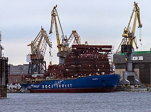 Строящийся ледокол «Сибирь» у причала Балтийского завода в Санкт-Петербурге. Декабрь 2018 года