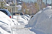 Trotoar dibersihkan setelah hujan salju di Ontario, Kanada