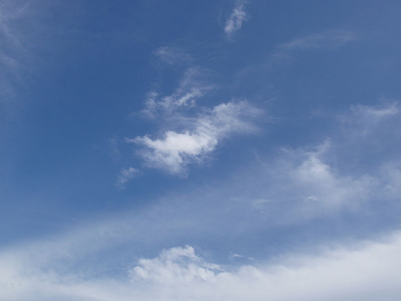 Berkas:Sky with puffy clouds.JPG