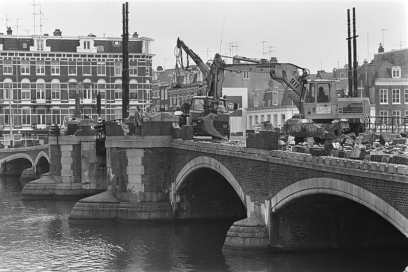 File:Sloop Nieuwe Amstelbrug in Amsterdam, Bestanddeelnr 932-8933.jpg