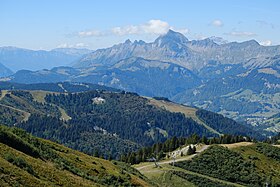 Le mont Rond (premier plan) et la chaîne des Aravis avec le mont Charvin (second plan) vus depuis le mont de Vorès à l'est.