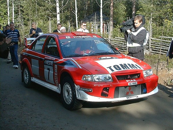 Mäkinen with a Mitsubishi Lancer Evo at the 2001 Rally Finland.