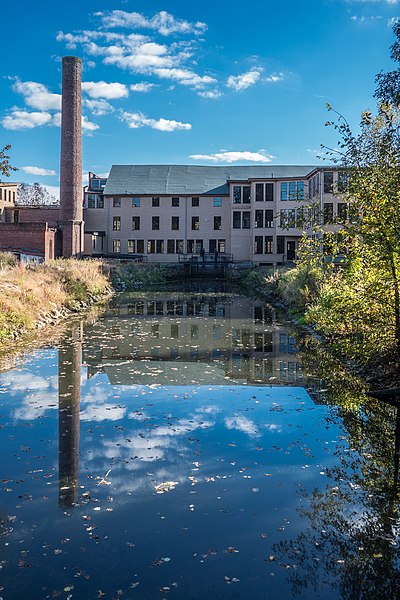 File:Stanley Woolen Mill Uxbridge MA reflected in Blackstone canal.jpg