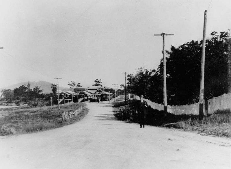 File:StateLibQld 1 105356 View along Cavendish Road at Coorparoo, ca. 1929.jpg