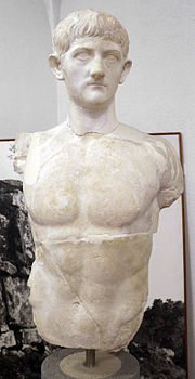 Statua virile in nudità eroica, forse di Druso, figlio di Germanico e Agrippina maggiore, 1-50 d.C. circa, da Roselle (Museo archeologico e d'arte della Maremma, Grosseto)