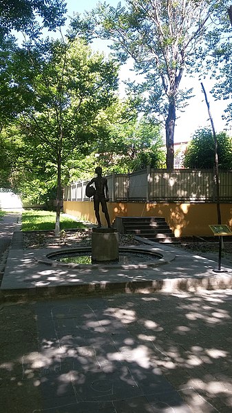 File:Statue The seller of water, English park, Yerevan 27.jpg