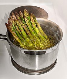 Asperges vertes bouillantes à la vapeur.jpg