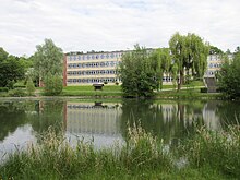 Gymnasium Alfeld, Stiefelsteich im Vordergrund