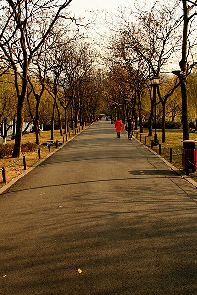 File:Su Causeway 1 (2548).jpg