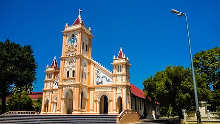 Tập_tin:Tan_Huong_Church,_Kon_Tum_City,_Viet_Nam.jpg