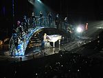 Swift interpretando "Back to December" durante a Speak Now World Tour.