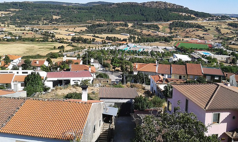 File:Telhados de Mogadouro.jpg