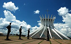 Braziljo: La longa historio de la fondo de Braziljo, Vidindaĵoj, Servoj