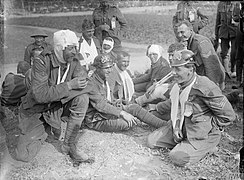 Soldats britanniques blessés portant des casques allemands