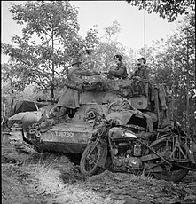 Korporaal P.W. Collins, motorordonnans van het Royal Corps of Signals bij de 11e Pantserdivisie levert een bericht af bij de commandant van een Cromwell tank, 23 oktober 1944.