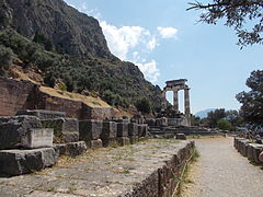 Tholos in Delphi.jpg