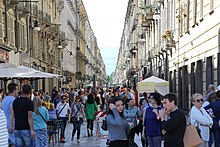 Viandantes en la Via Giuseppe Garibaldi