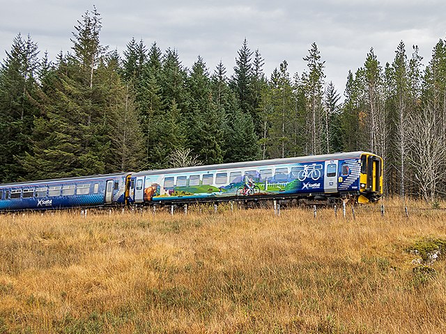 Image: Train approaching Tyndrum Lower (geograph 7011217)