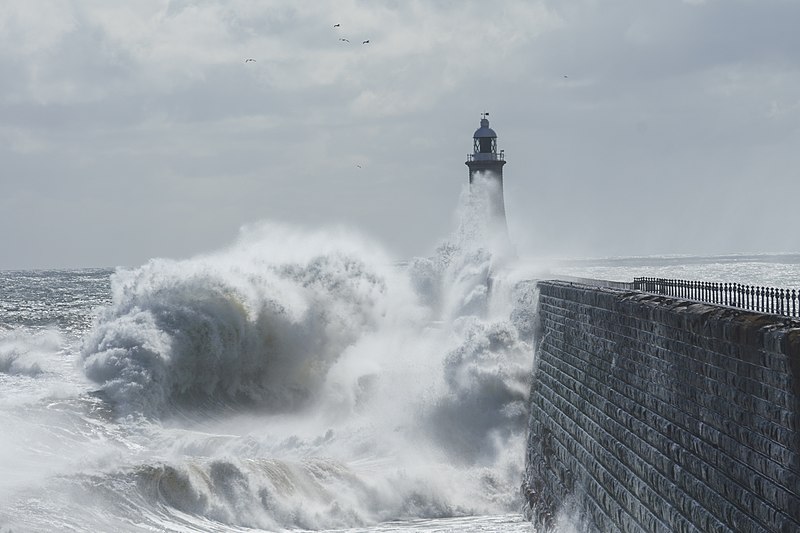 File:Tynemouth Pier 1025352.jpg